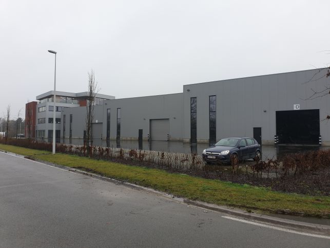 Warehouse with offices for rent in the port of Ghent